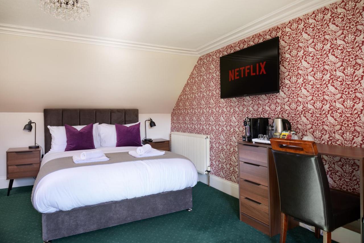 Zimmer mit Kingsize-Bett und Bergblick