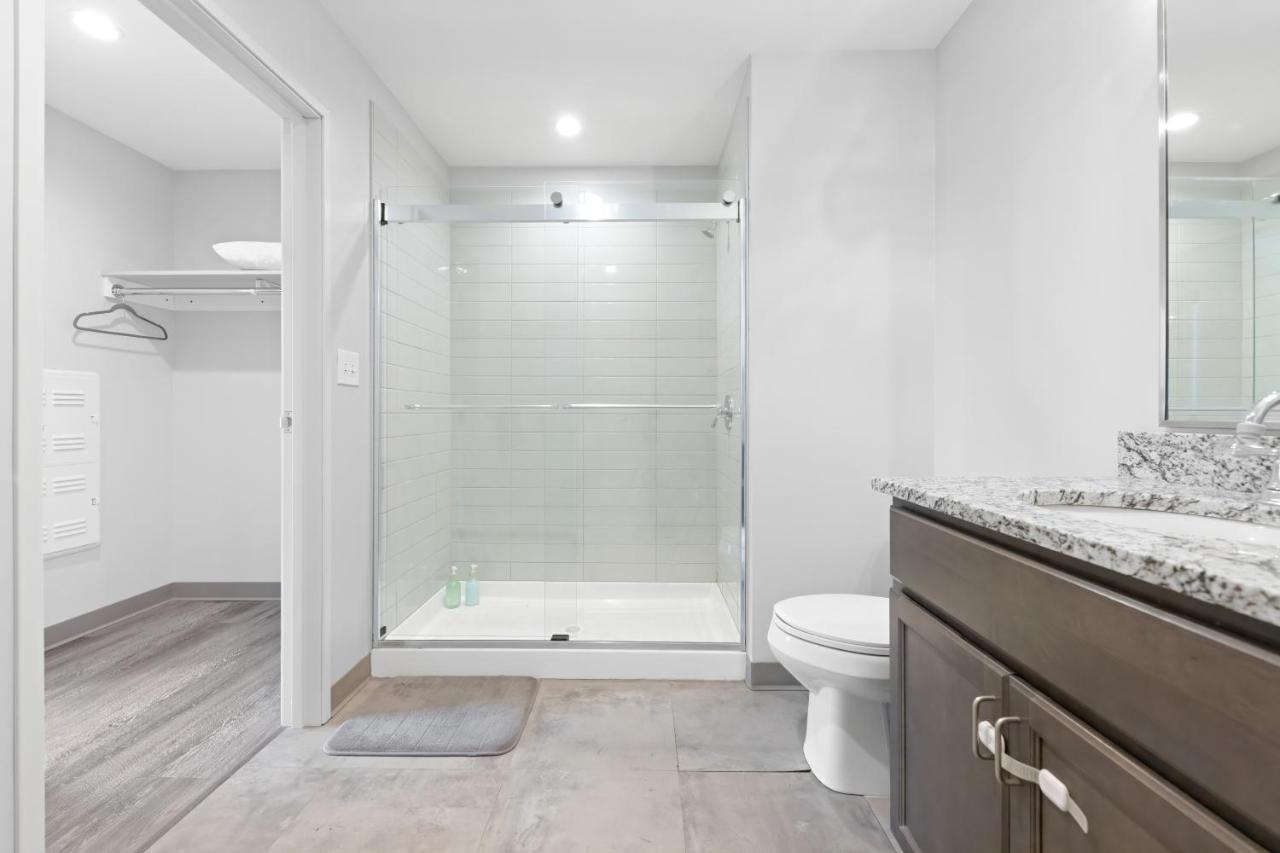 Luxe Condo in Downtown Cleveland l 2 TV's l Parking - B&B
