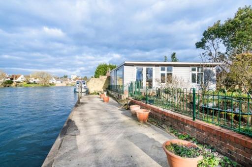 RIVER RETREAT- near Holloway U, Thorpe Park and Heathrow airport - Chambres d'hôtes Thorpe