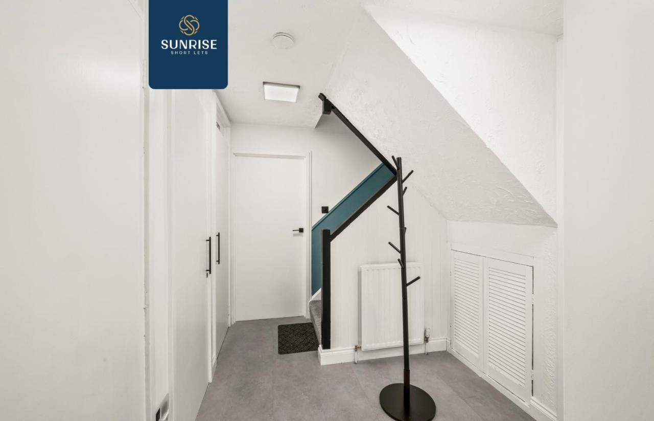 Baffin Townhouse - 3 bedrooms with 4 beds, Newly Refurbished, Fully Equipped, Free Parking, Amazing Views - Long Stays Available, INVOICE and REDUCED PRICE only via SUNRISE SHORT LETS Dundee - B&B Dundee