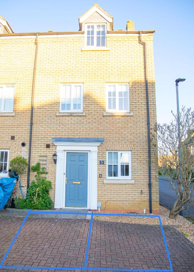 4x Bed Elegant Home with Parking - B&B Ely