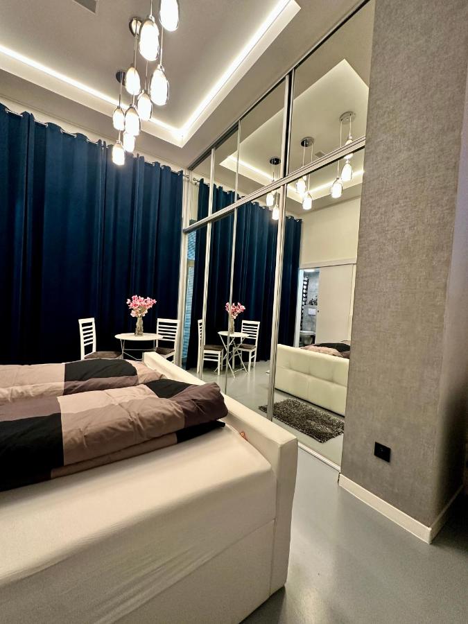 Prince Main Square Apartment - Garden - Kitchen - Coffee Machine - WIFI - Parking available Free public or Paid Private for 20 euro per stay Please read our emails - Ferienwohnung Poprad