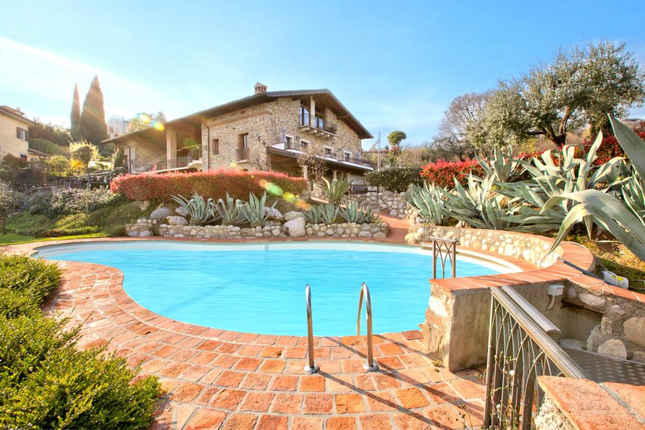 Cascina Crocelle with Lake View and Shared Pool - Bed and Breakfast Padenghe sul Garda