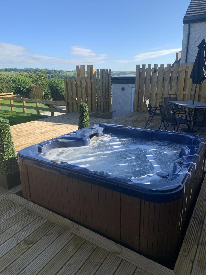 Luxury Cottage, views of the Lakes with Hot Tub - B&B