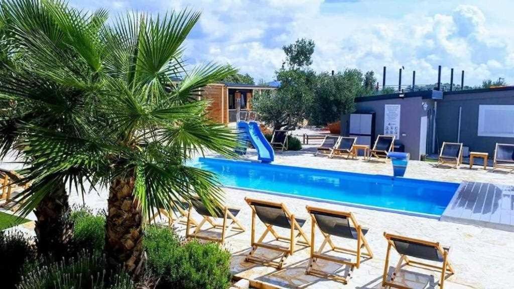 Mobile home Pelin with shared pool - B&B Pirovac
