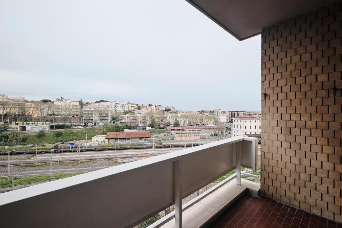 NEW Gens Iulia 2 Min da Stazione Trastevere - B&B