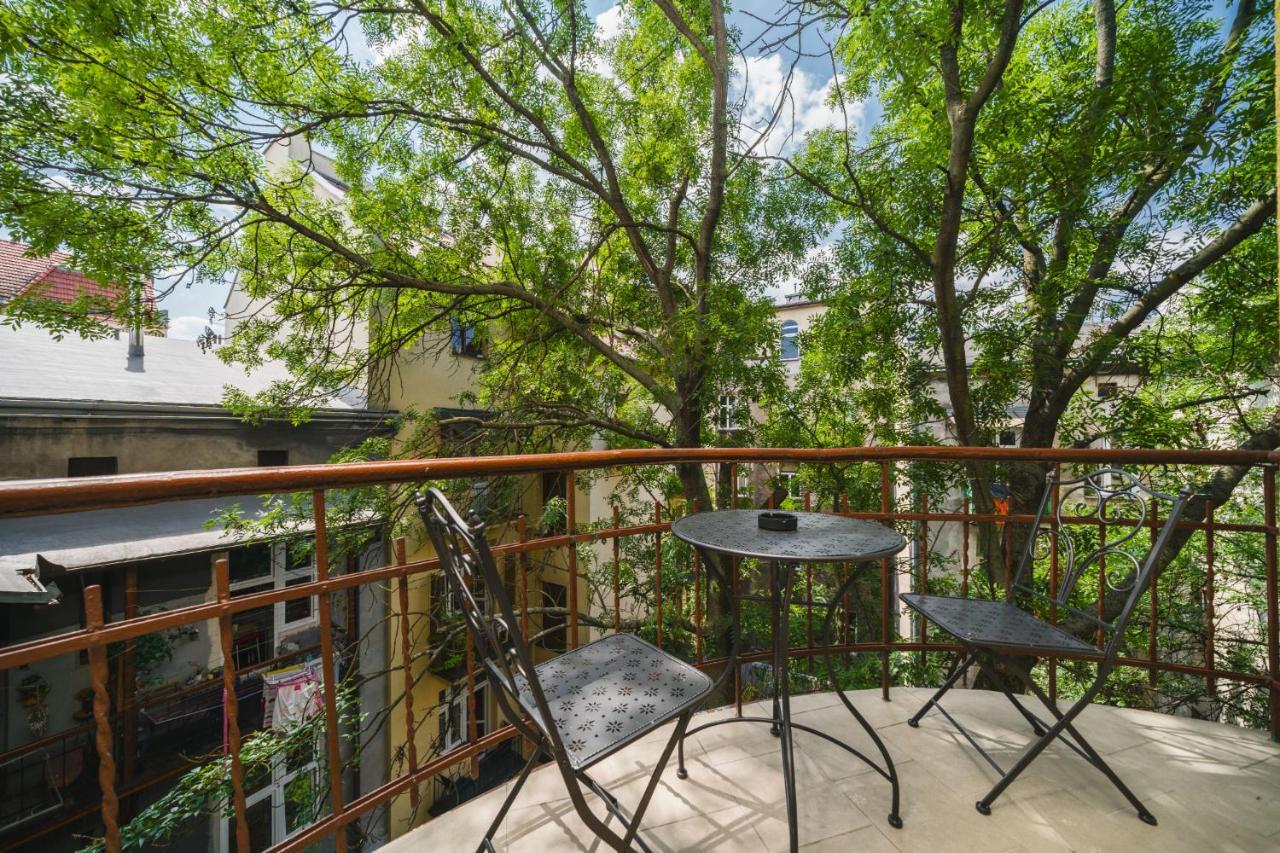 Modern Urban Escape - Old Town Apartment - by Upstairs - B&B