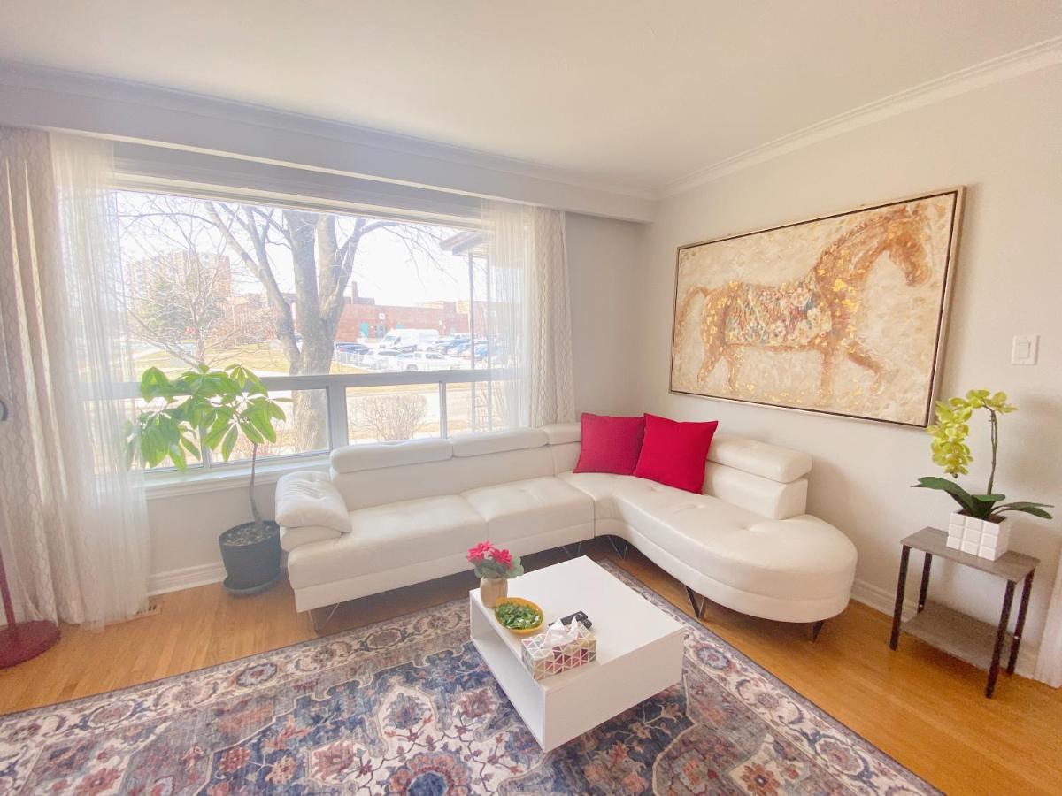 Sunny House - Main Floor, Free parking, in Toronto