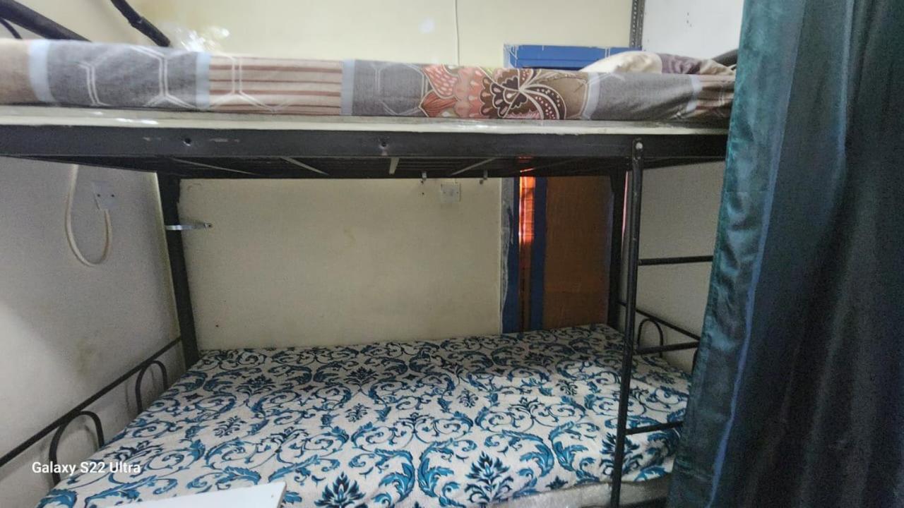 Daily Men bed Space - Bed and Breakfast