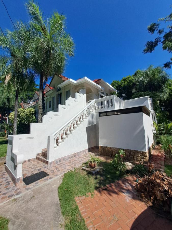 Hermosa casa de lujo en Condiminio Montibello Zona Av Pirai 4to anillo - B&B Santa Cruz de la Sierra