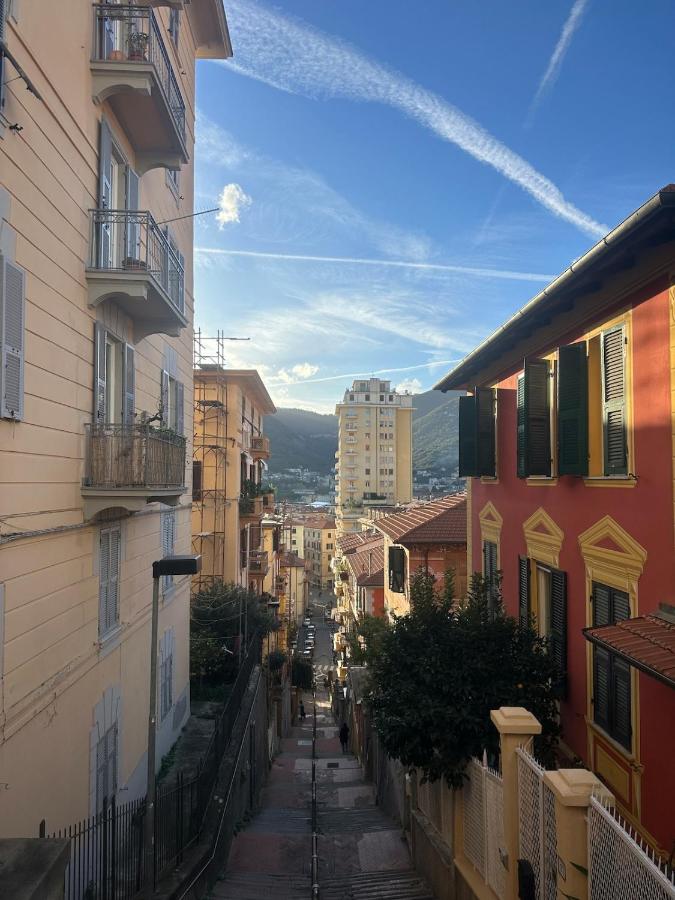 Lovely cozy Studio apartment on La Spezia most loved historic staircase In centro e a 6 minuti dalla stazione - Chambres d'hôtes La Spezia