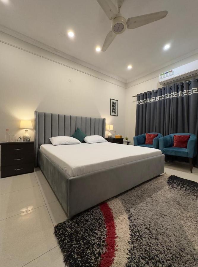Cozy & Peaceful Rooms Near Lyallpur Galleria - B&B