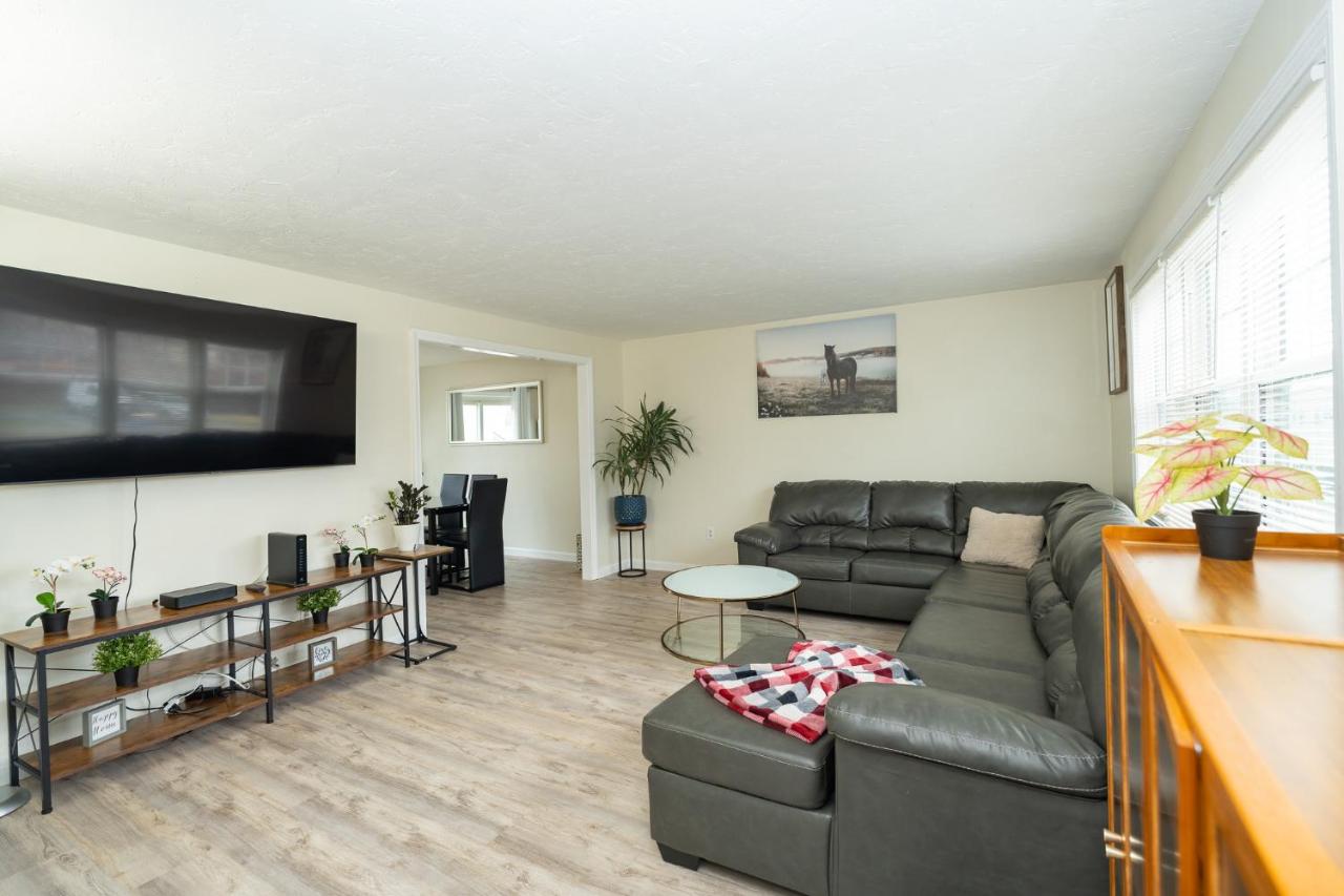 65 - 5BR Randolph - Elegant Haven near Dog Park - B&B Randolph