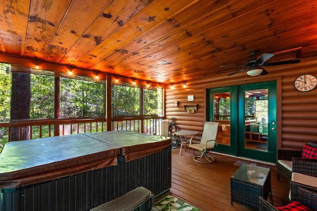 Cozy 3 bedroom- hot tub on a screened in porch! - B&B Gatlinburg