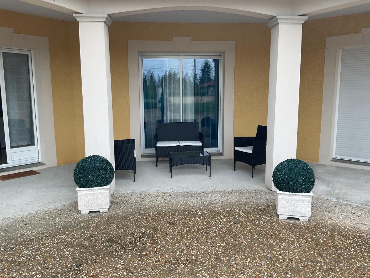 Une chambre pour deux avec vue sur la piscine - Ferienwohnung Le Pizou