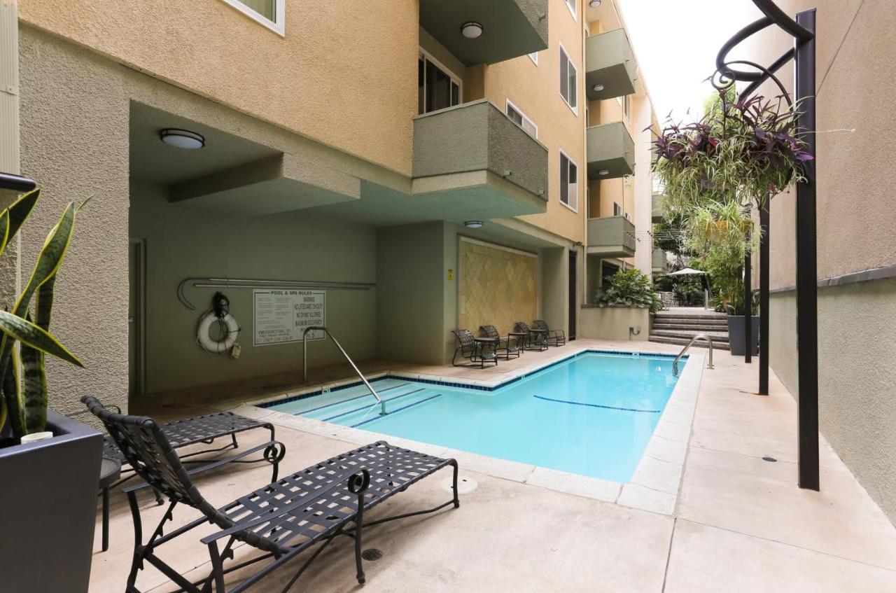 Beverly Hills Glamour Oasis 2 BR Apt with Parking 304 - B&B Los Angeles