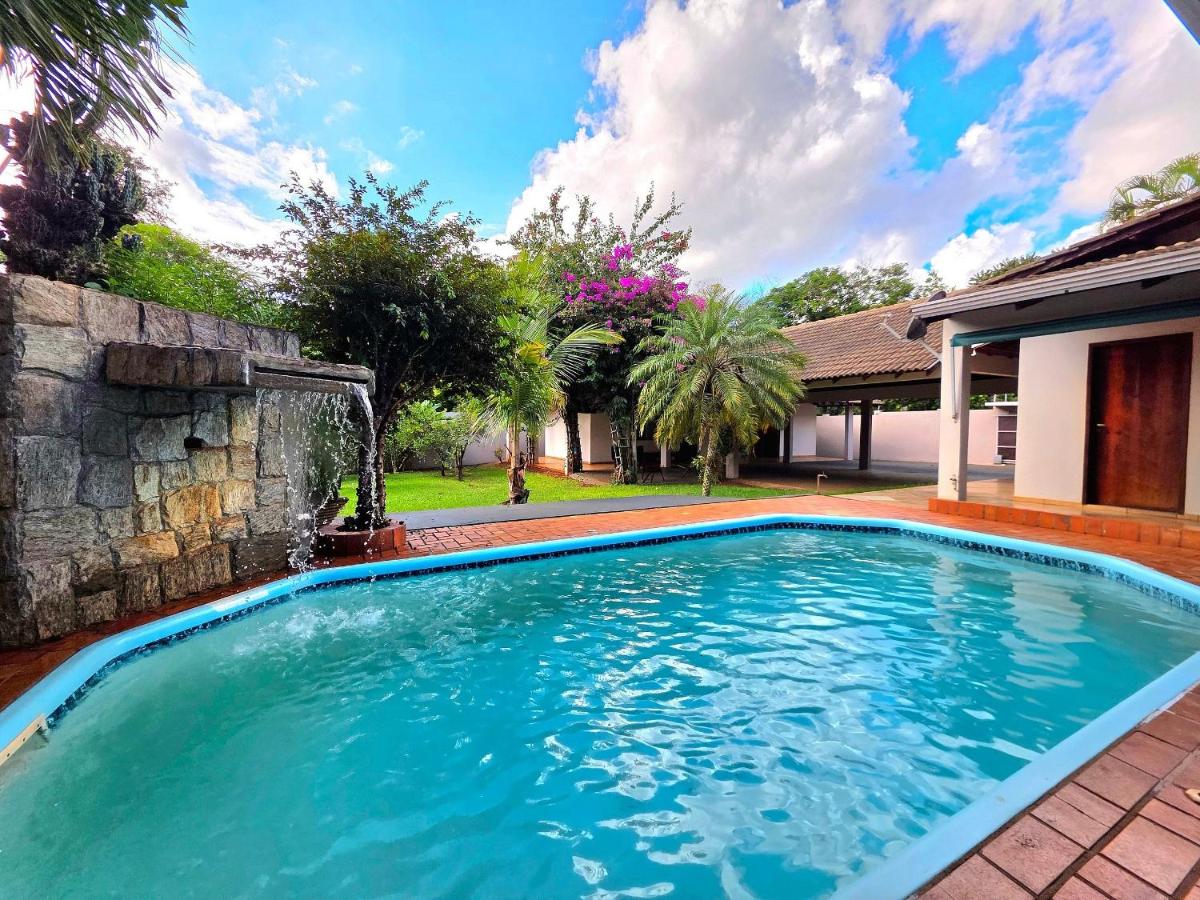 7 quartos - ótima área de lazer prox Centro e Cataratas - Bed and Breakfast