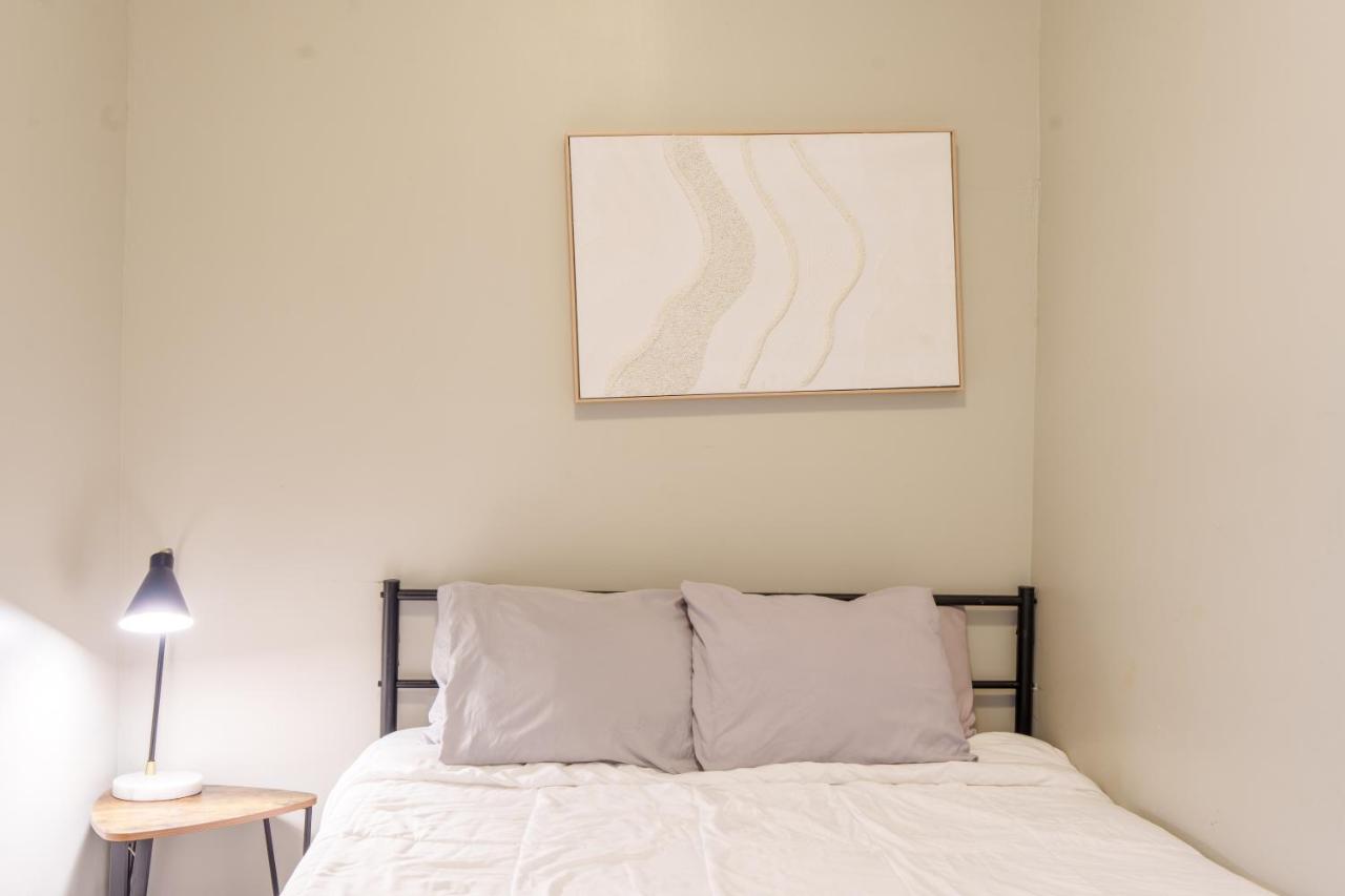 Bright & Modern 3BR and 1BA in Logan Square - B&B