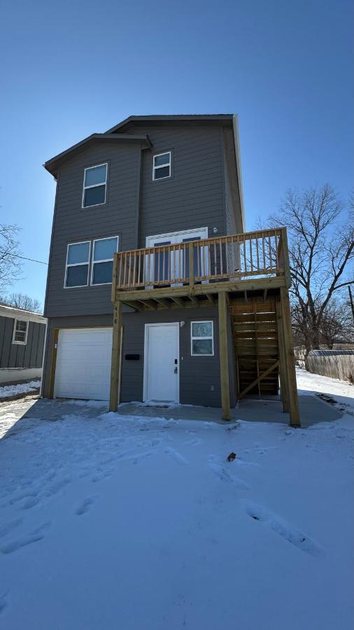 Newly built 3 level home 2 minute drive to UCM - B&B