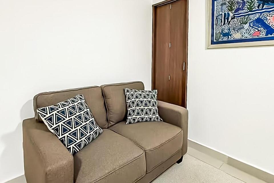 Modern 2BR Apt Near Trendy Via Argentina & Metro - B&B