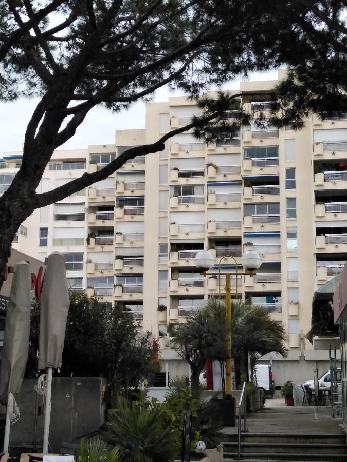 Appartement Spacieux 2 chambres, 4 personnes, Terrasse Vue Port , WIFI gratuit et Parking privé gratuit, lave linge, congélateur, situé près de la plage, commerces, marché et restaurants - B&B