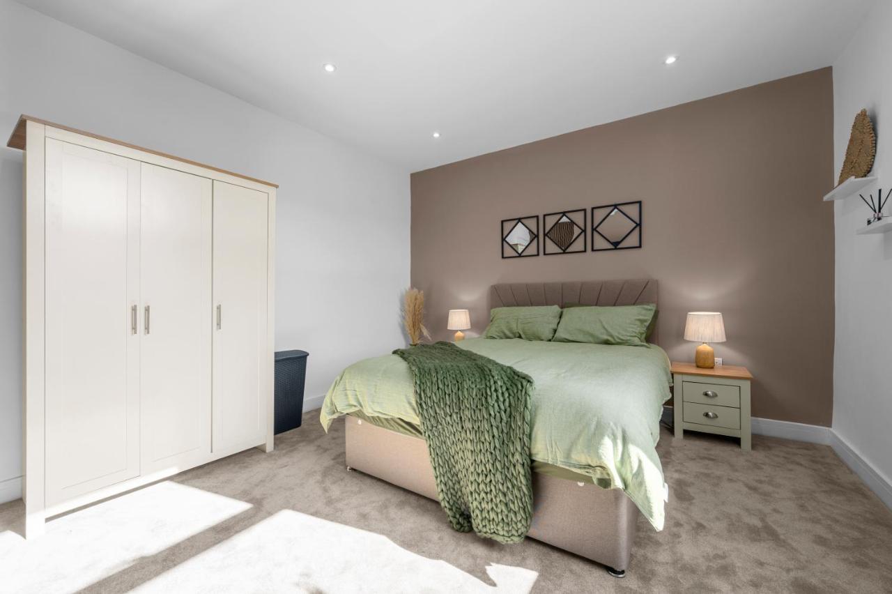 New listing - Stunning Prestwich Retreat - Sleeps 7 - B&B