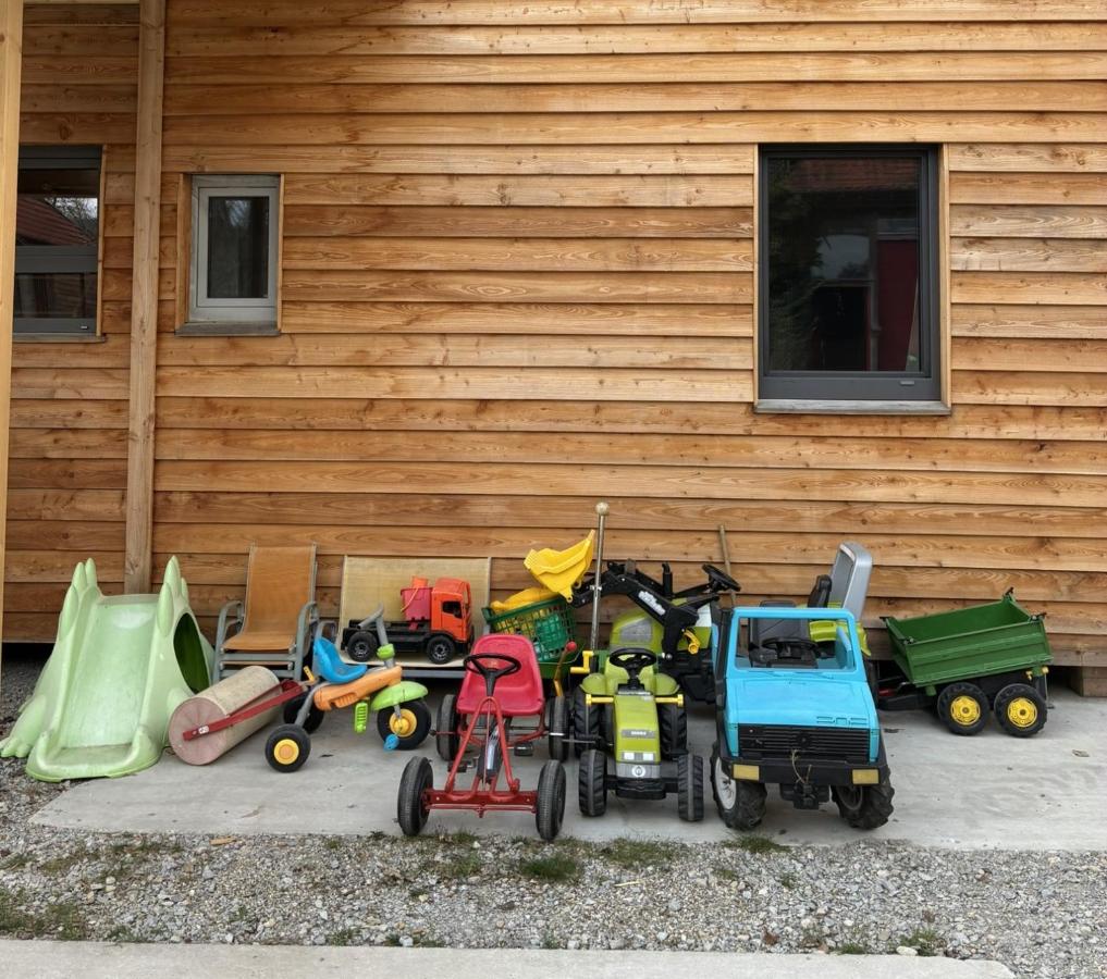 Geräumiges Tiny Haus für 1 bis 8 Personen mit Infrarotkabine - B&B Oberoestheim