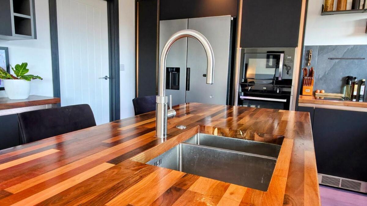 Stylish, Modern Cardiff Home, Perfect for Groups and Families - B&B Cardiff