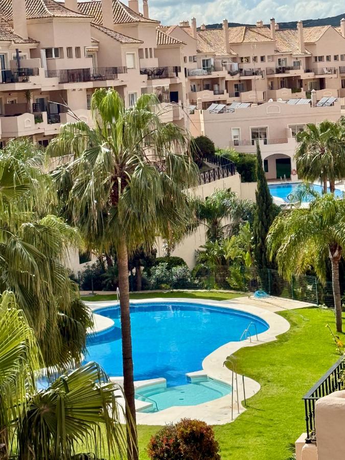 Gorgeous 2 bed Duquesa apartment, 2 pools, easy parking and 2 large balconies, 1 with stunning views - Bed and Breakfast Castillo de la Duquesa