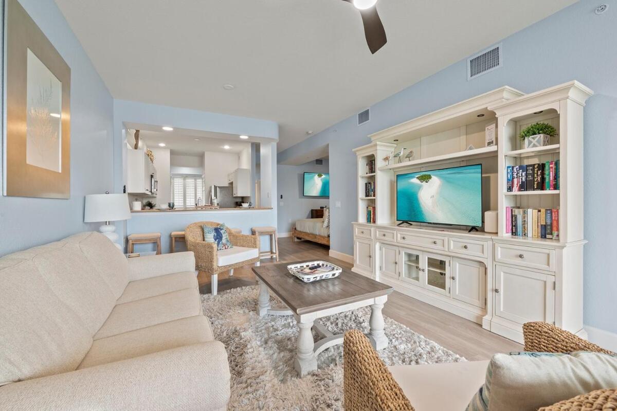 Golf Condo Views With Resort Pool and Amenities - B&B Naples