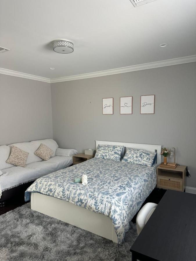 Modern Room with Cozy Vibes - B&B Hicksville
