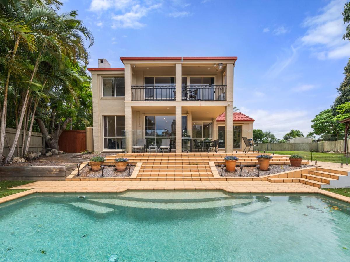 Spacious Waterfront Retreat in Broadbeach Waters - B&B