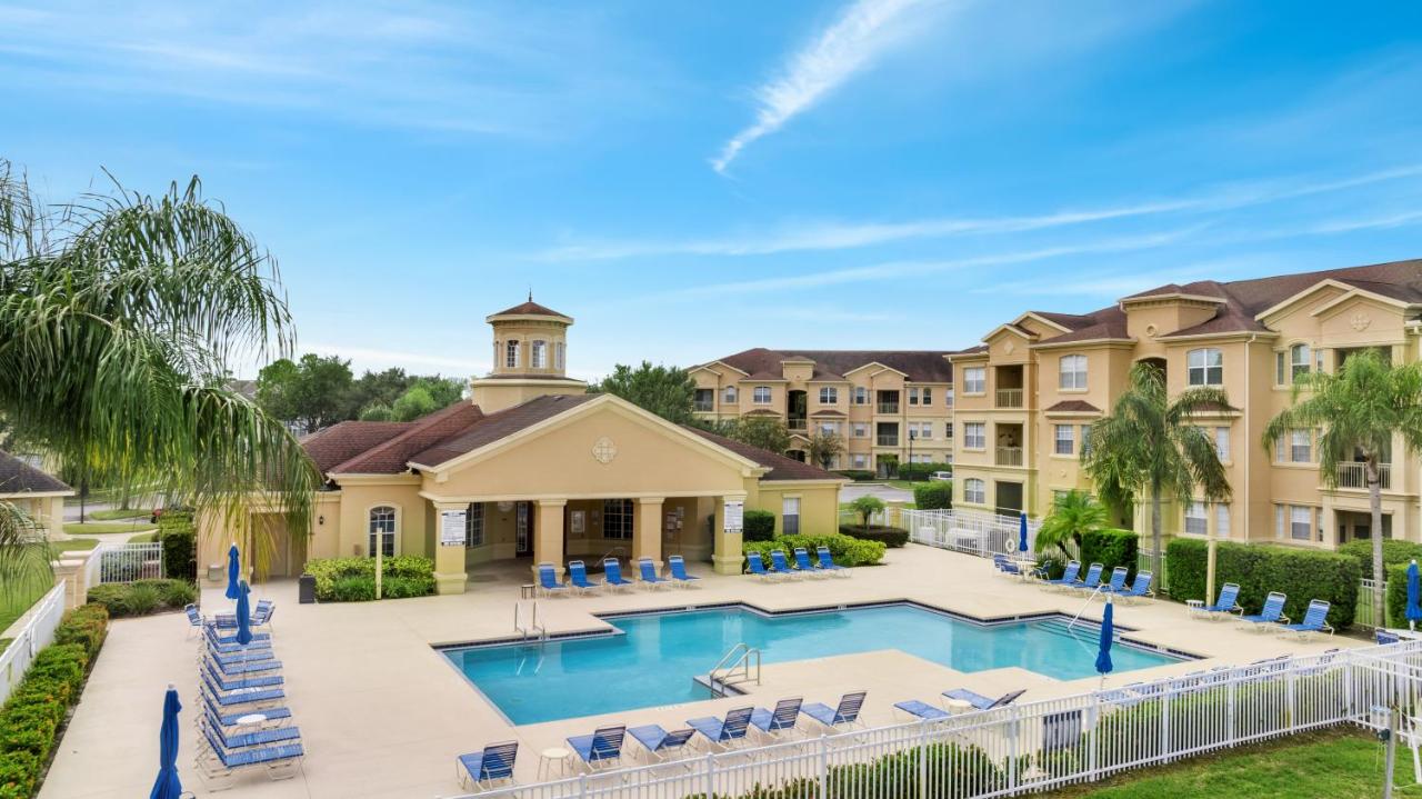 4BR Condo Gate Community with Pool, HotTub, Game Room, Volleyball Court in Davenport - B&B