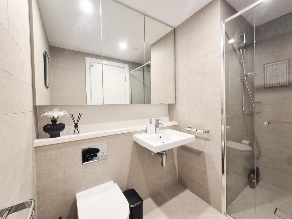 Timeless Black n White Charm 2BR w Kids room - B&B Sídney