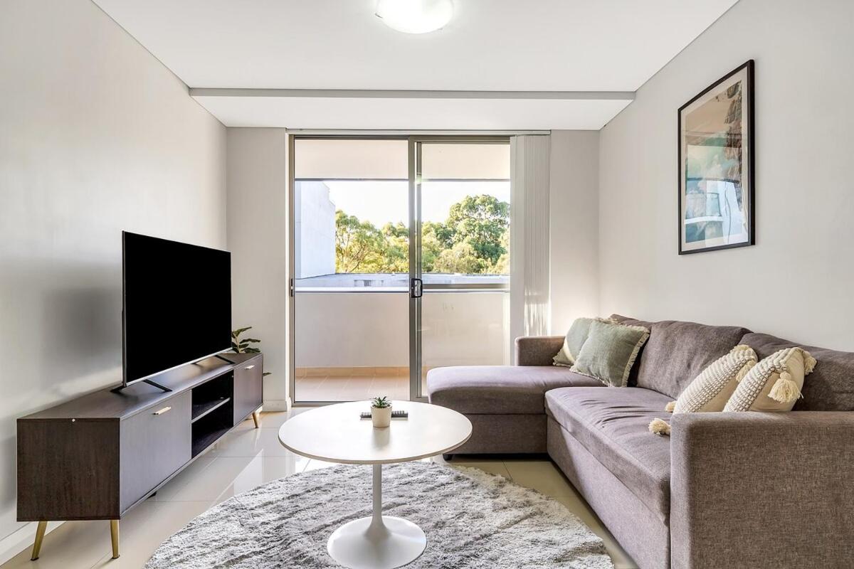 11B Abnb-Style Charming 12 Mins Walk Train STA Free parking2BR - B&B