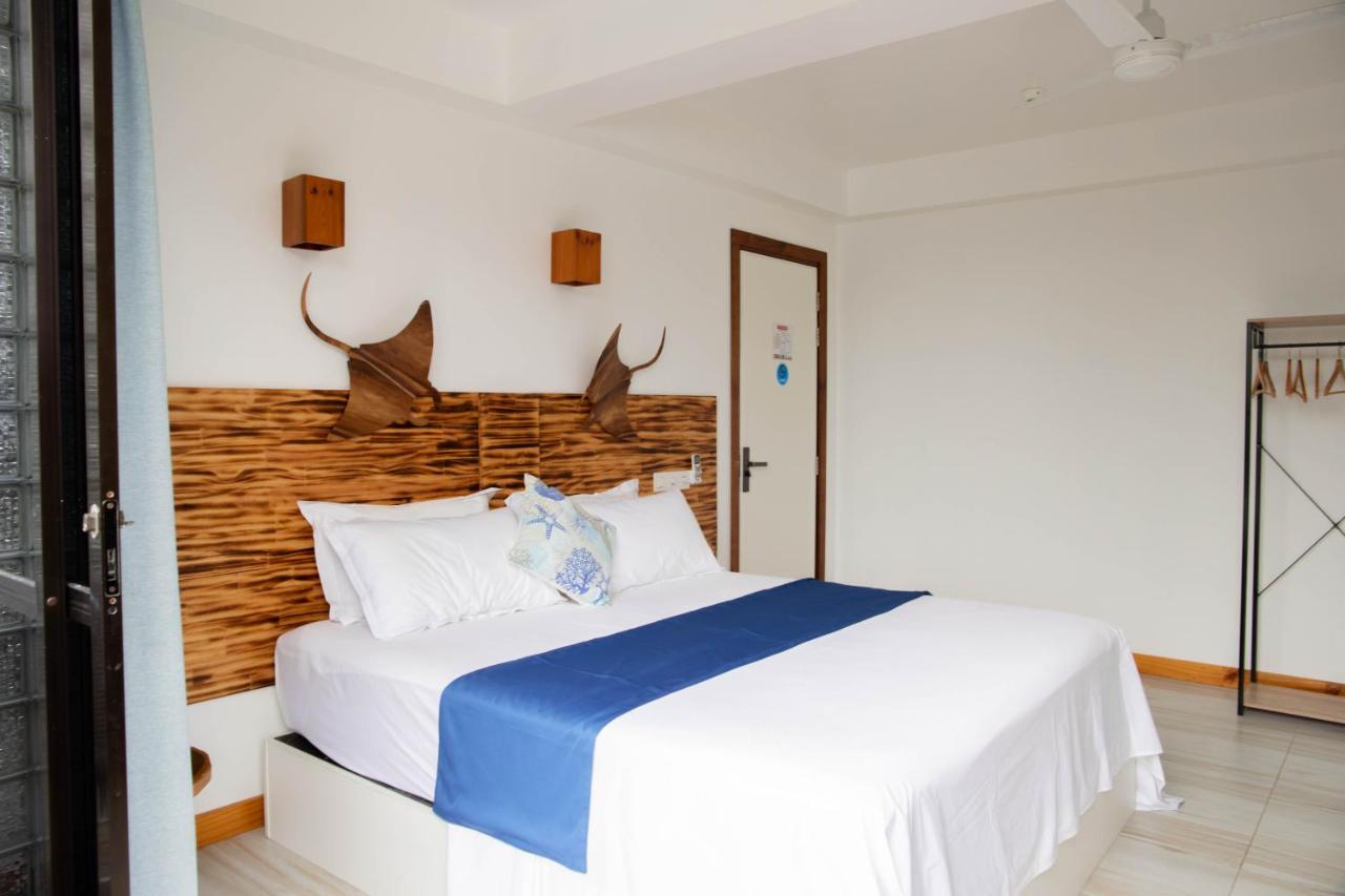 Zimmer mit Kingsize-Bett und Gartenblick. 