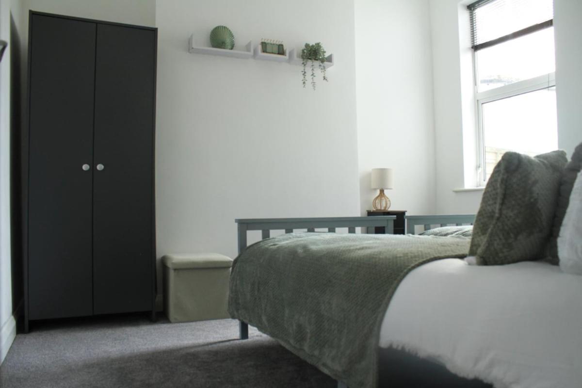 Spacious Dunstable Guest House with Free Parking - B&B