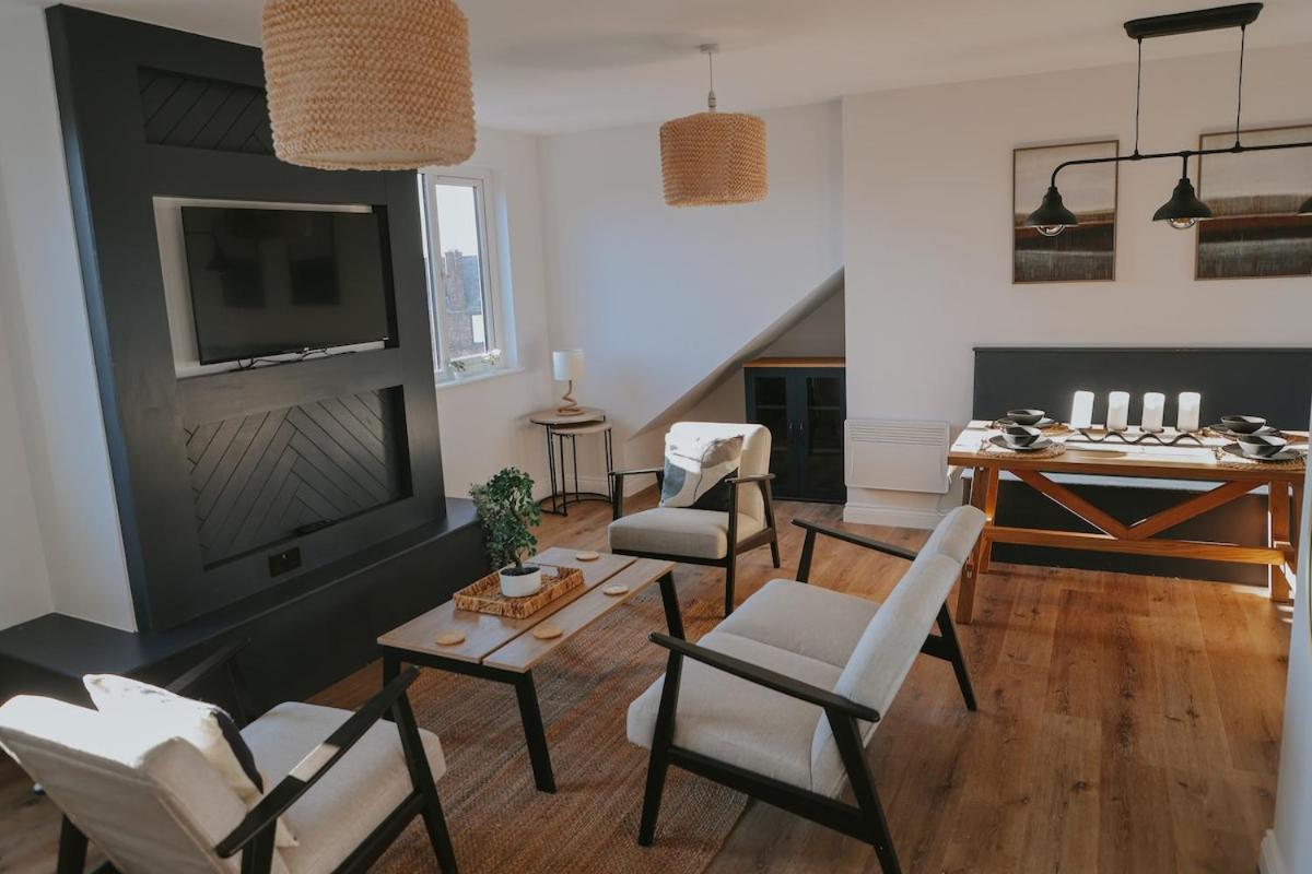 Spacious Second Floor Apartment, Fourth Avenue - B&B