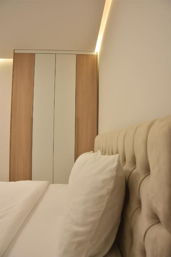 Deluxe One-Bedroom Apartment