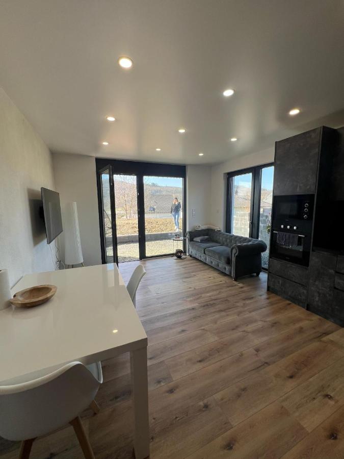 Moderne Neubau Wohnung mit Terasse - B&B