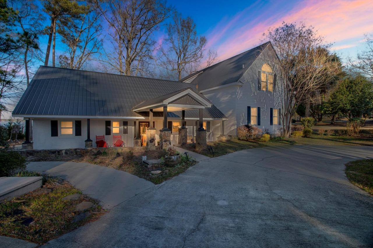 Luxury Lake Retreat w Hot Tub Game Room for 12 - Bed and Breakfast Lake Murray Shores