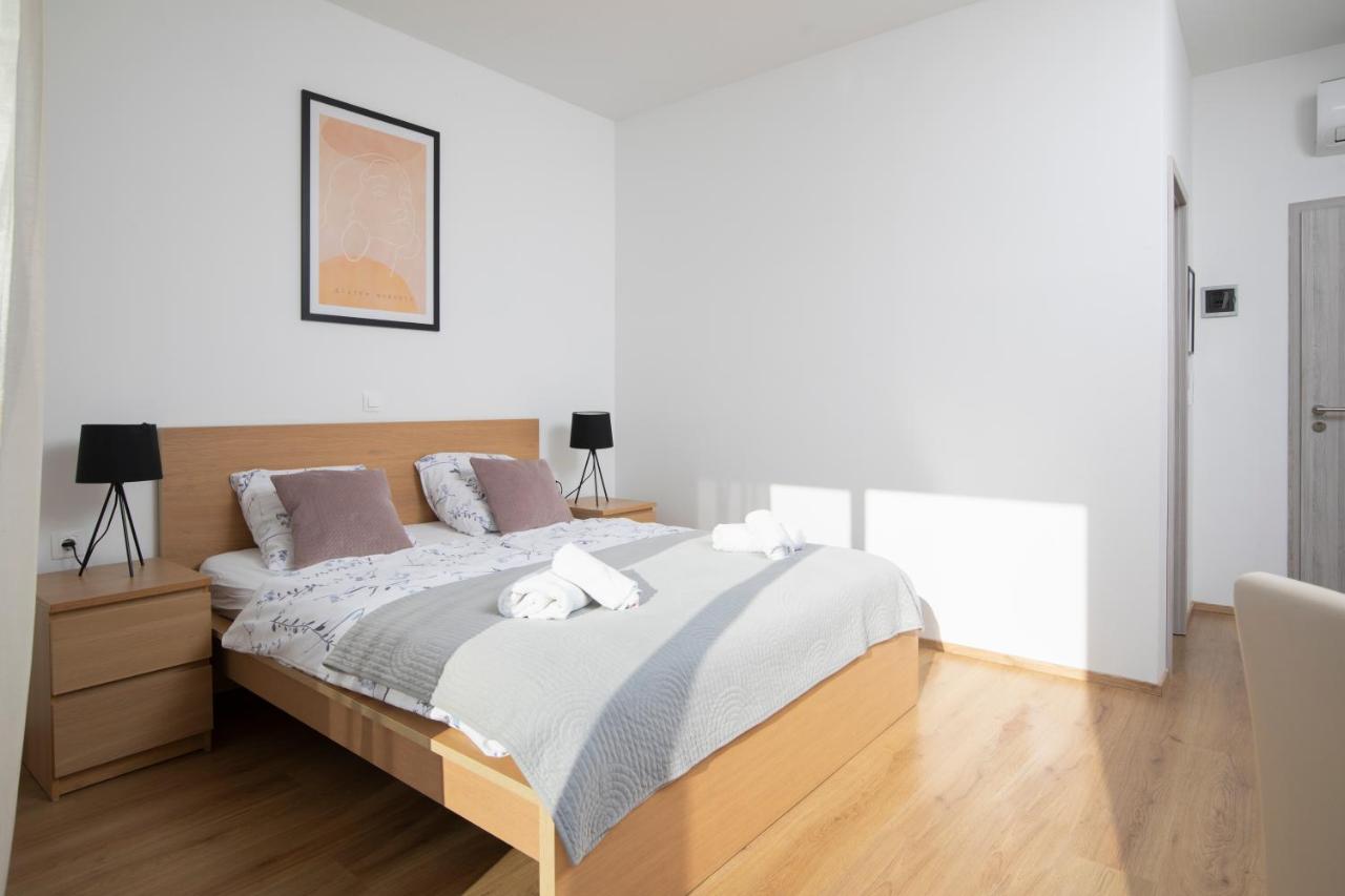 Chambre Lit Queen-Size - Vue sur Piscine