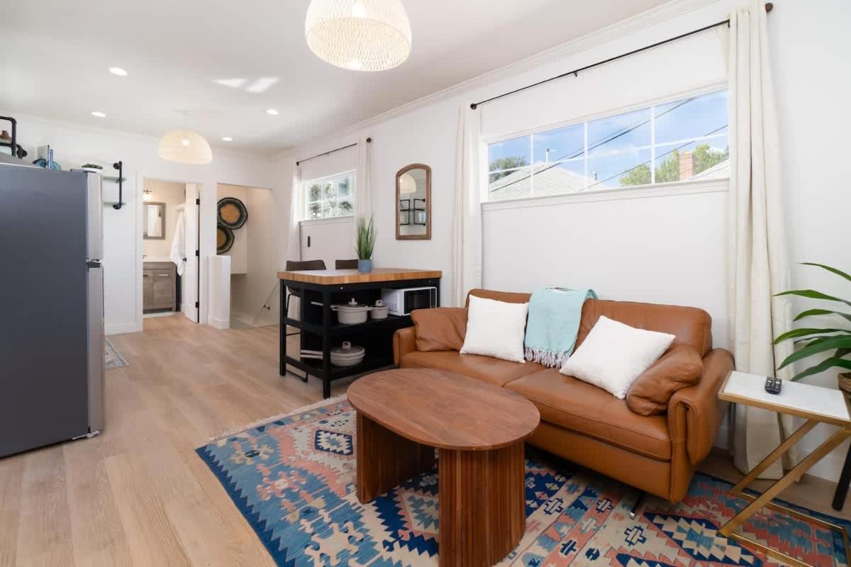 Modern 1-BR Apartment Close to Downtown Vibes - B&B