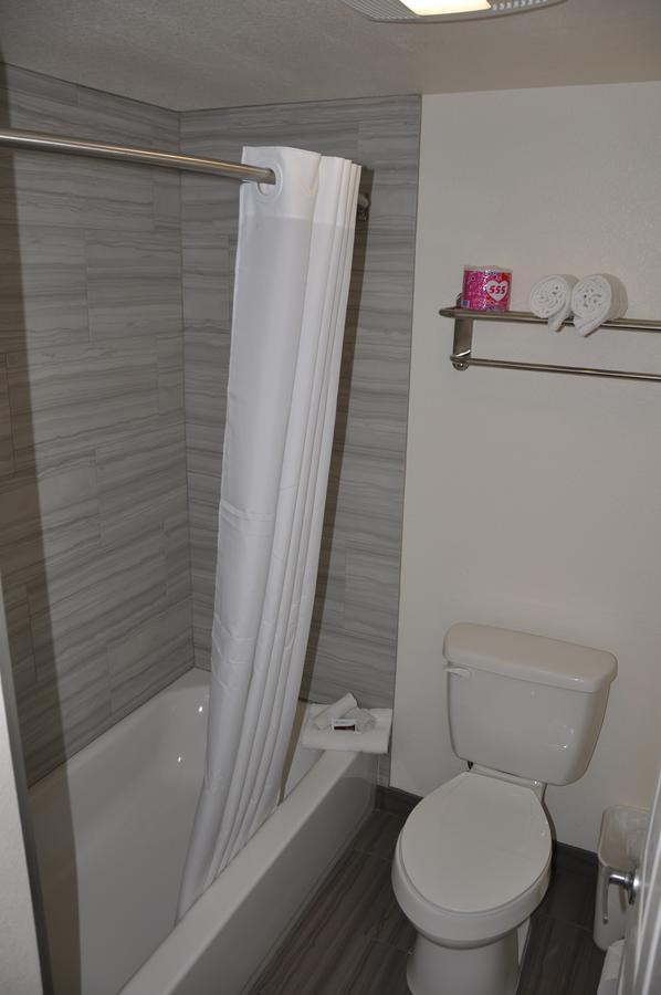 Deluxe Queen Bed with Bathtub - Smoking