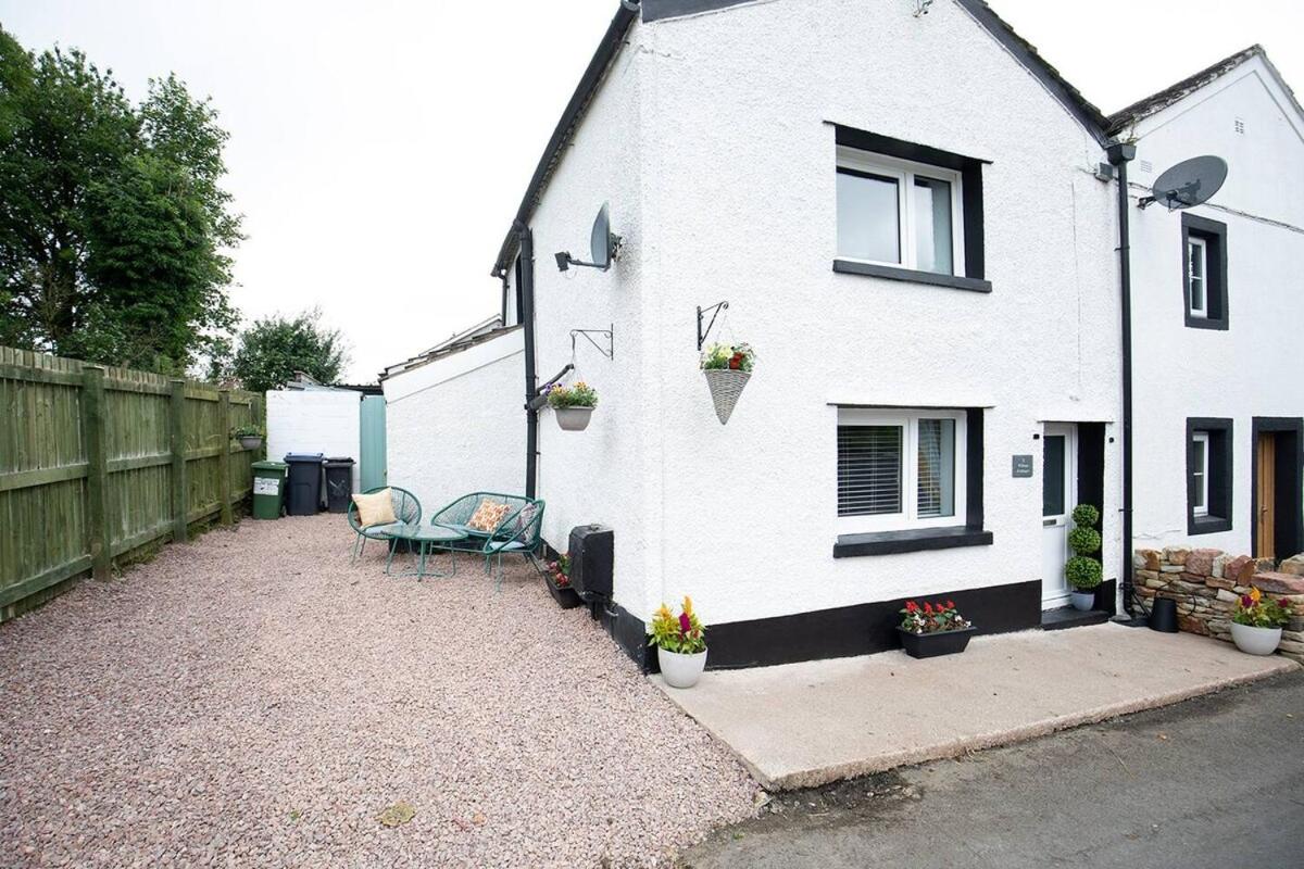 Leaf Tree Cottage, close to Coast, Lakes and Fells - B&B