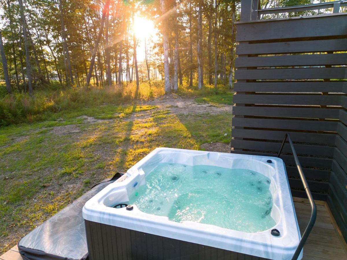 Delightful Cabin with Fire Pit and Hot-tub in Tracy City, Tennessee - Bed and Breakfast Tracy City
