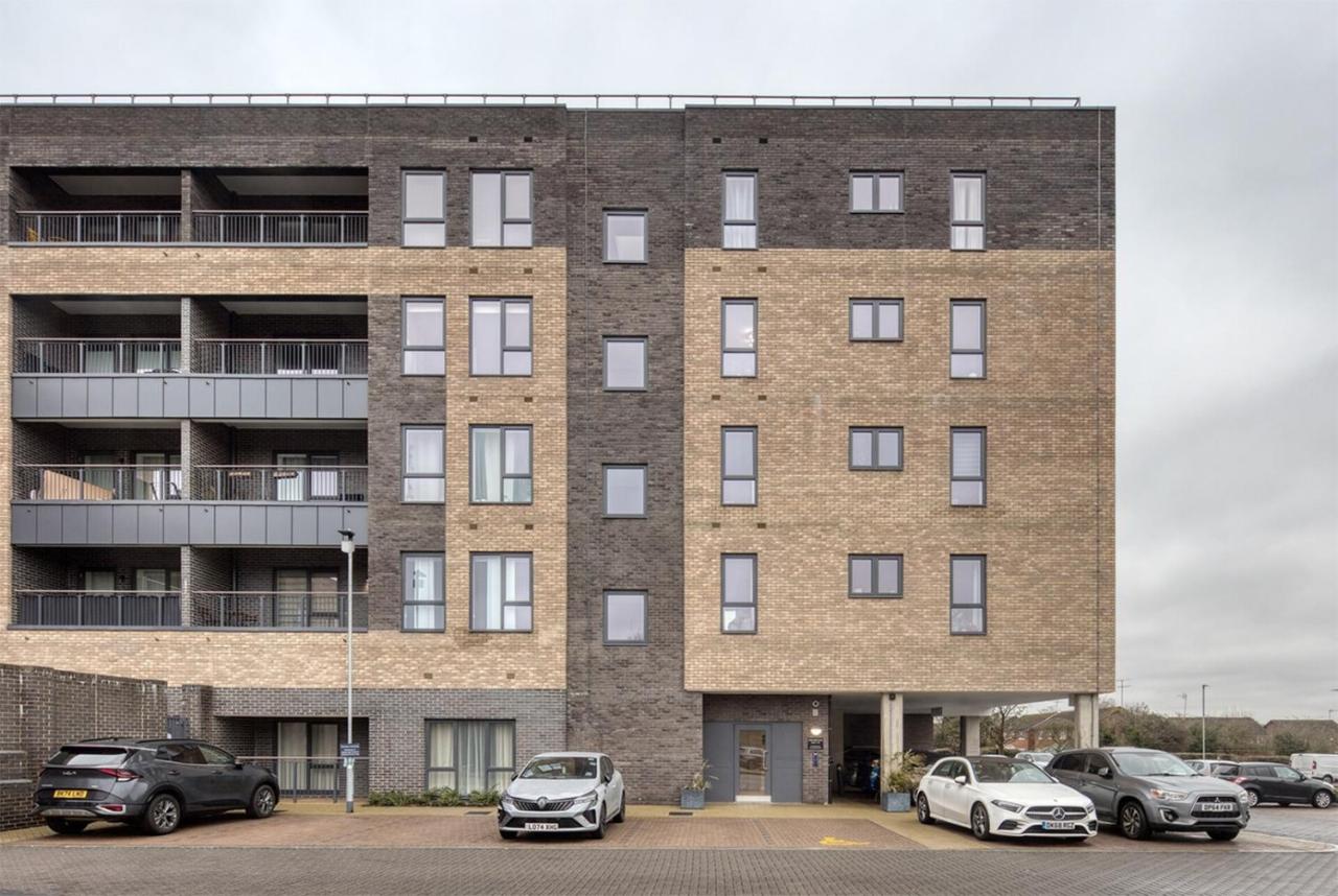 Modern 2BD Apt w/ Balcony & Parking - Near London - B&B