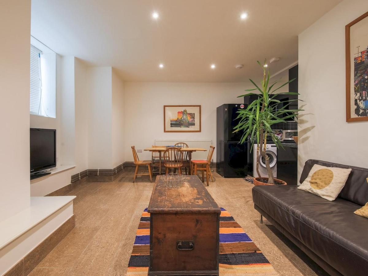 Pass the Keys Stylish Flat - 20 Mins from Central London - B&B