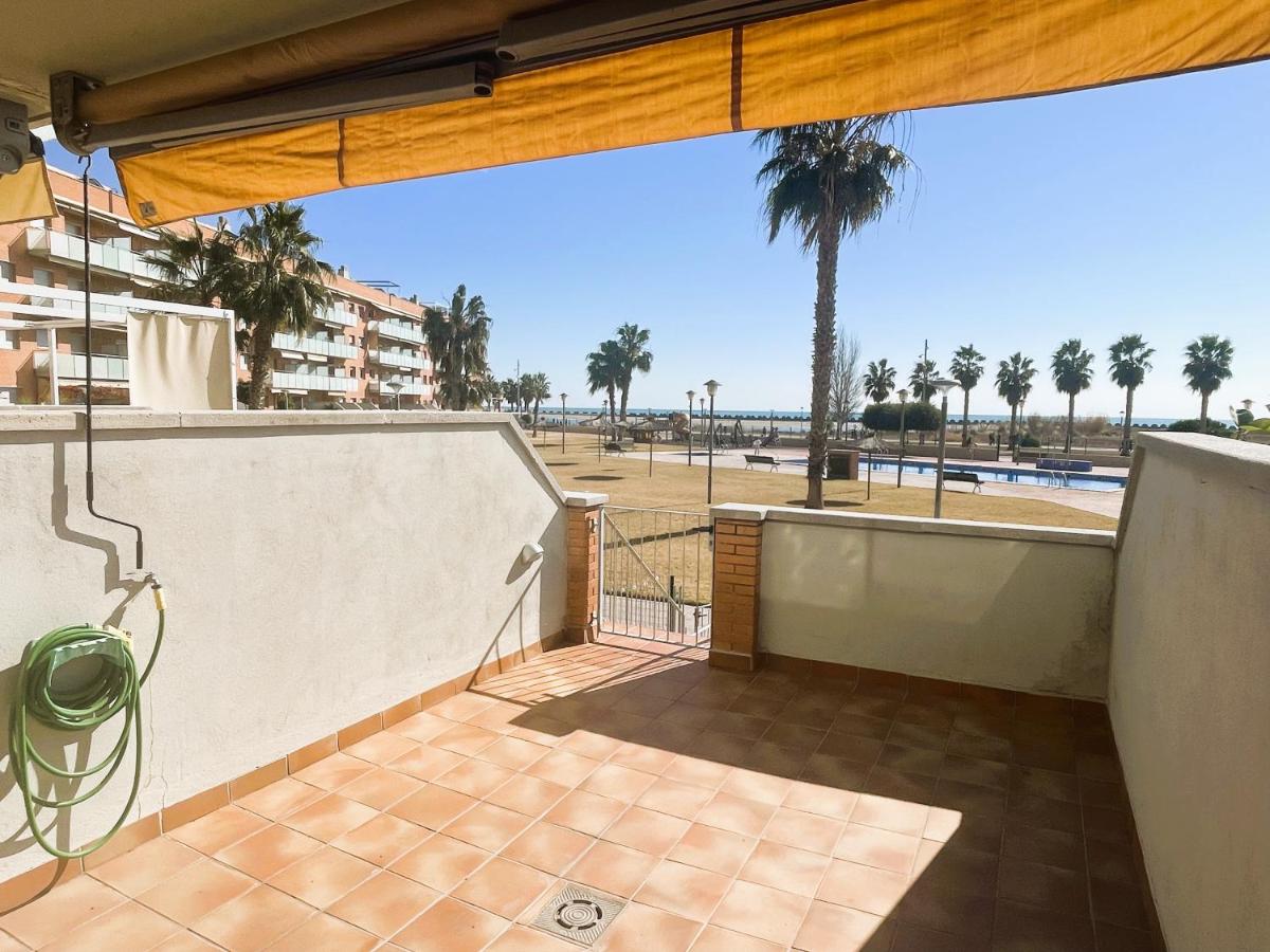 Onze - primera línea de mar con piscina - B&B Cubelles