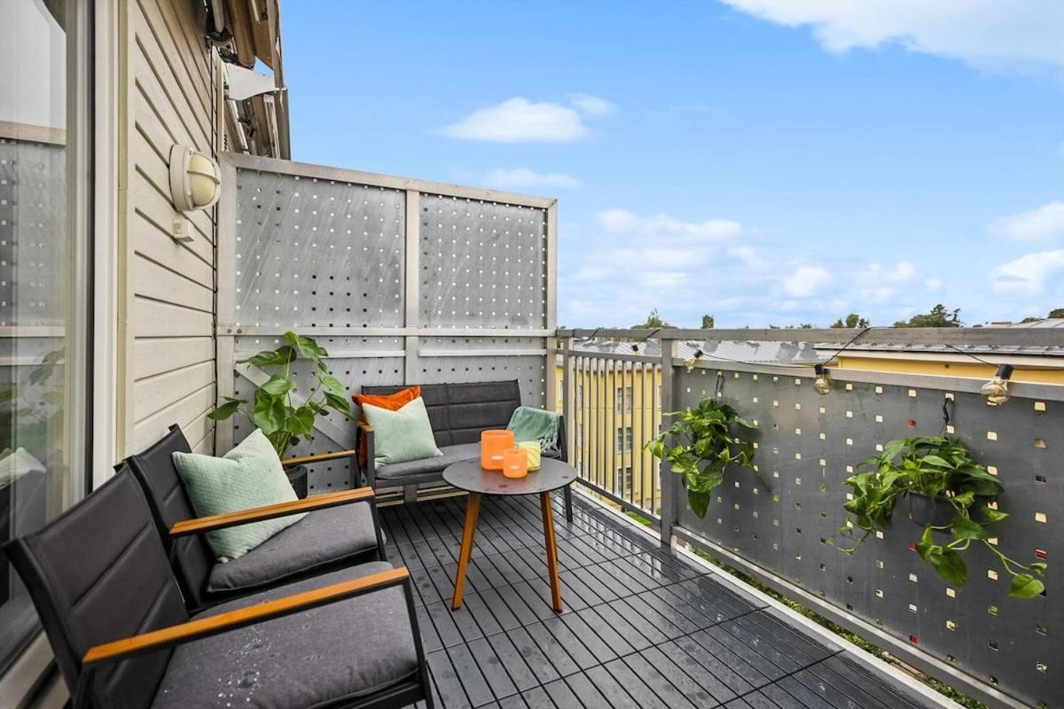 Modern 3 bedroom apartment - 4 minute walk from metro - top floor baclony view - Chambres d’hôtes Oslo
